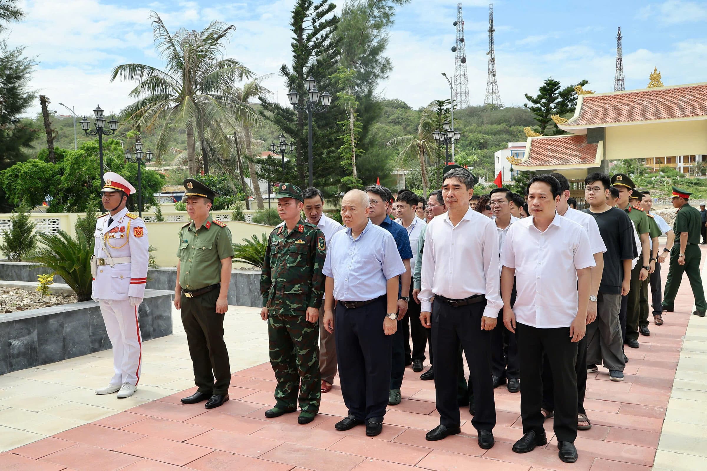 Chủ tịch UBND thành phố Đỗ Thành Trung thăm, làm việc tại đặc khu Bạch Long Vĩ