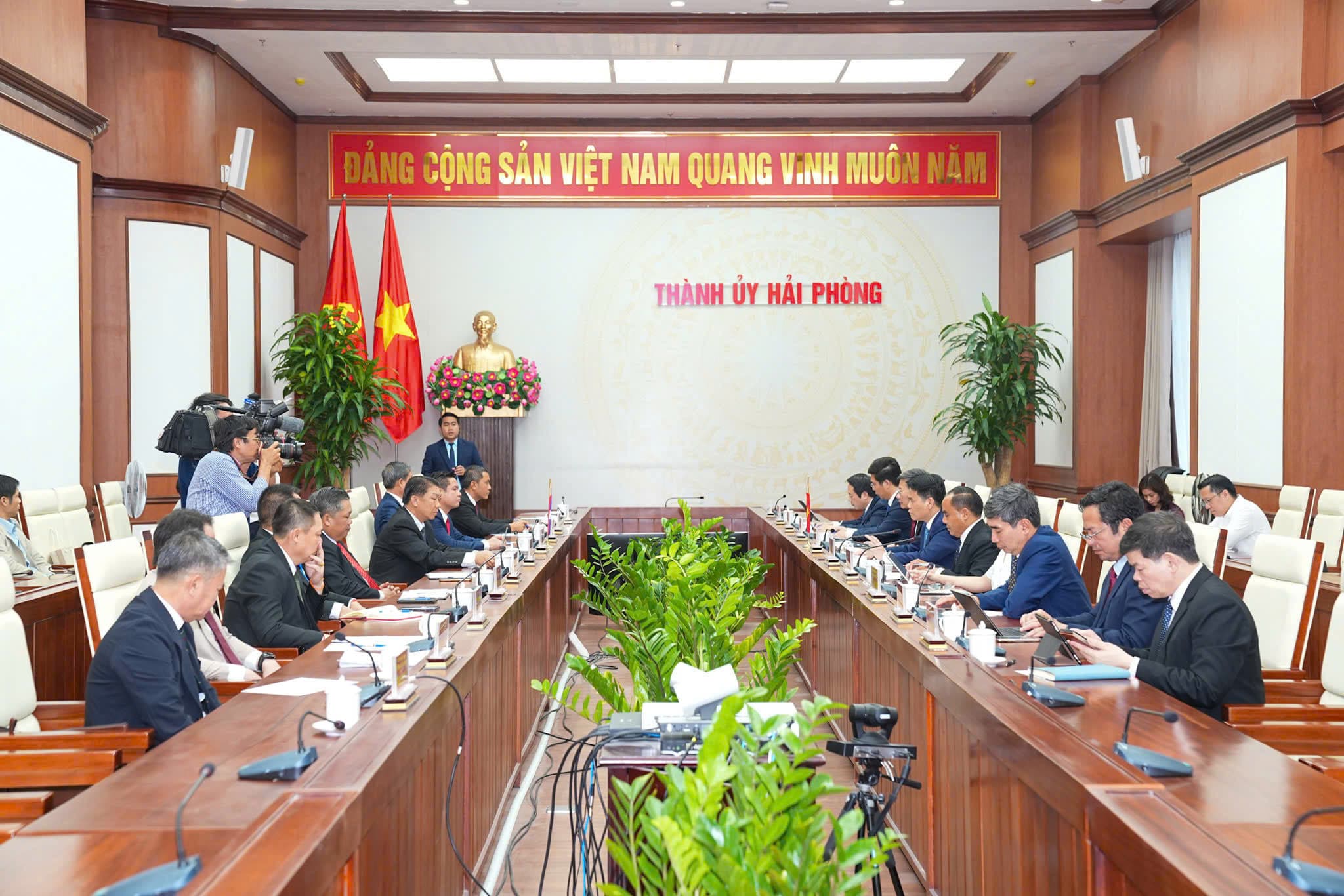 레응옥쩌우(Le Ngoc Chau) 시당 서기가 루앙프라방(Luang Pra Bang)성 고위 대표단을 예방했다.