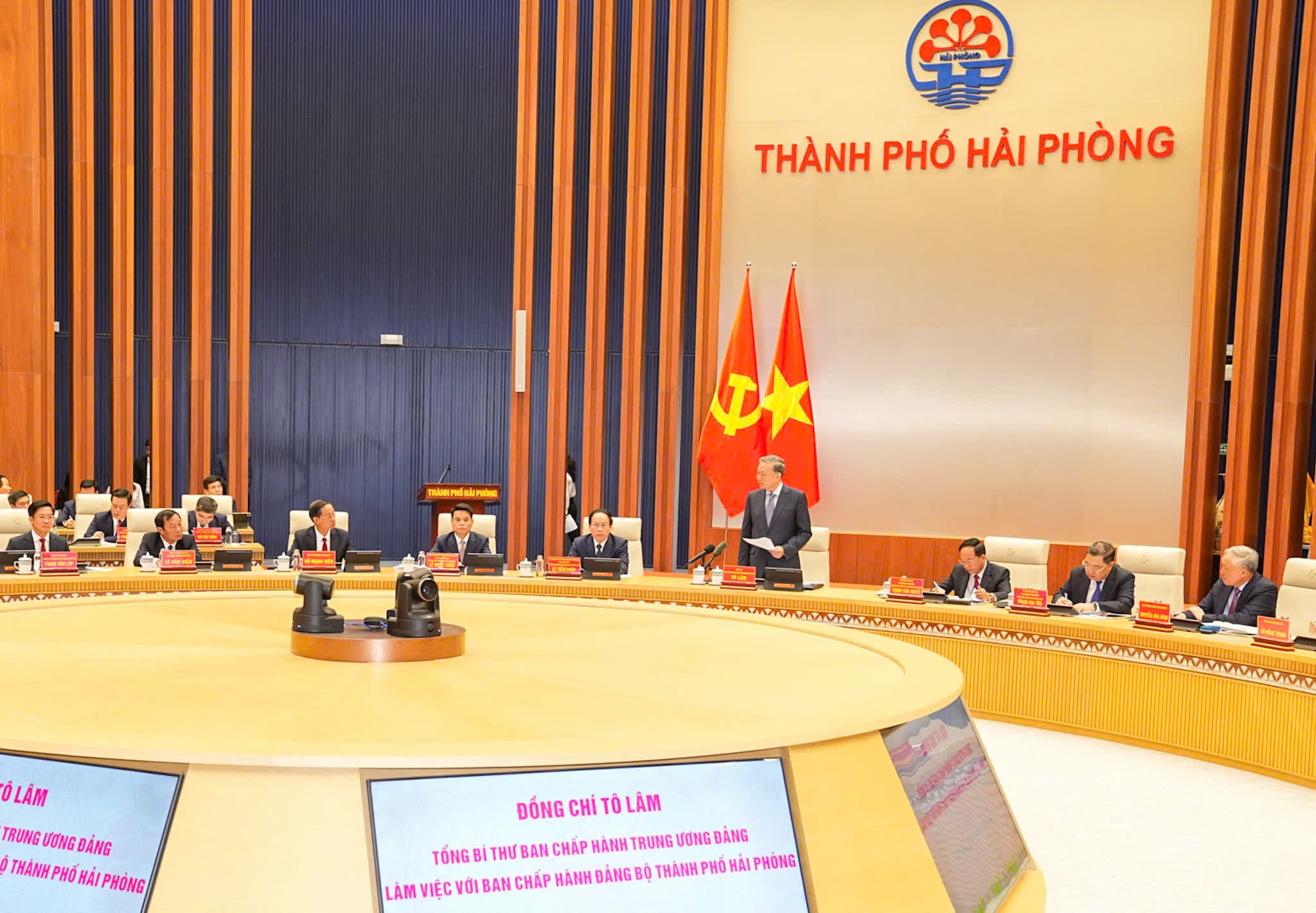 Comrade To Lam, General Secretary of the Party Central Committee worked with the Hai Phong City Party Committee