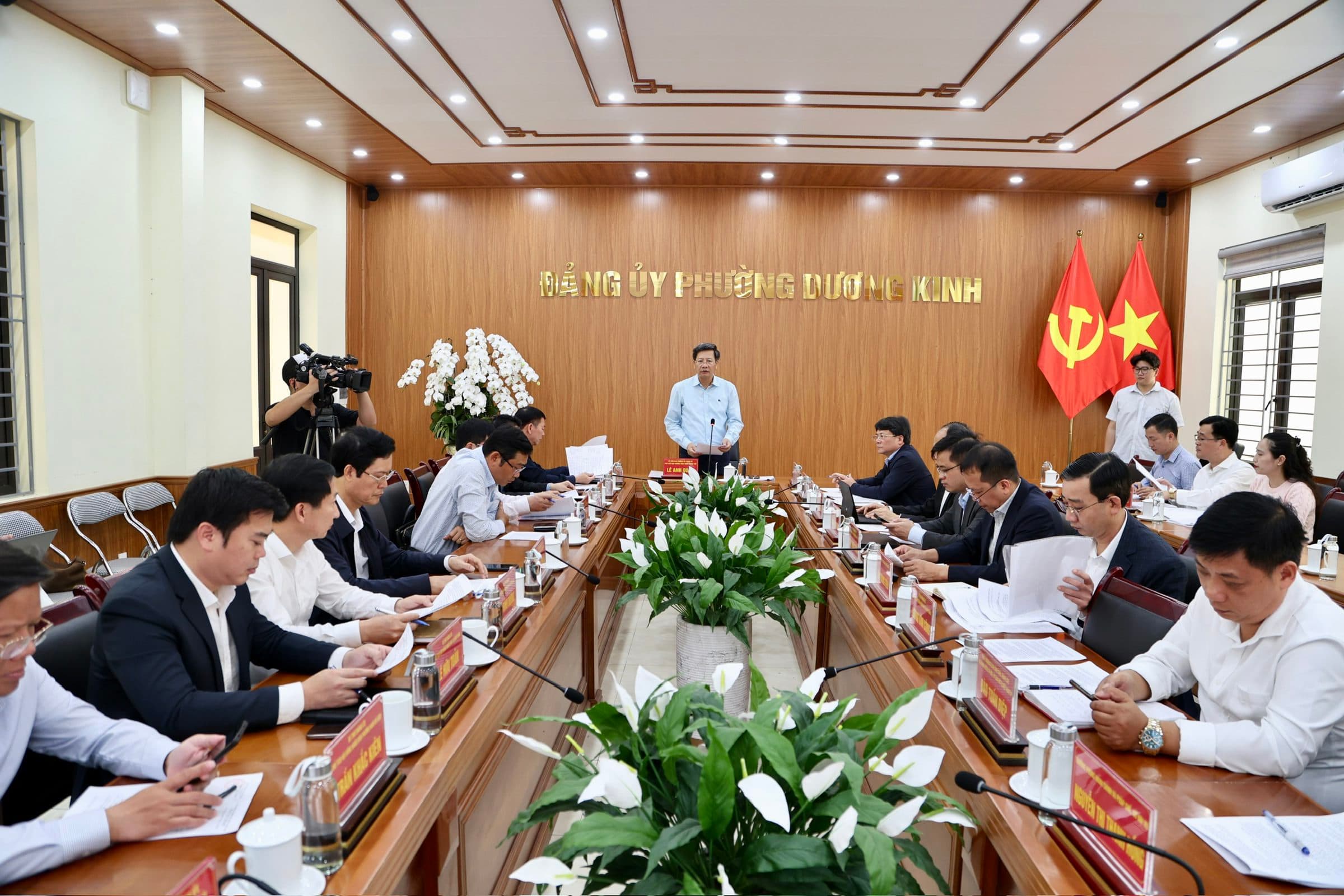국회의원선거관리위원회가 모여 조건을 검토하고 선거일을 준비했습니다.