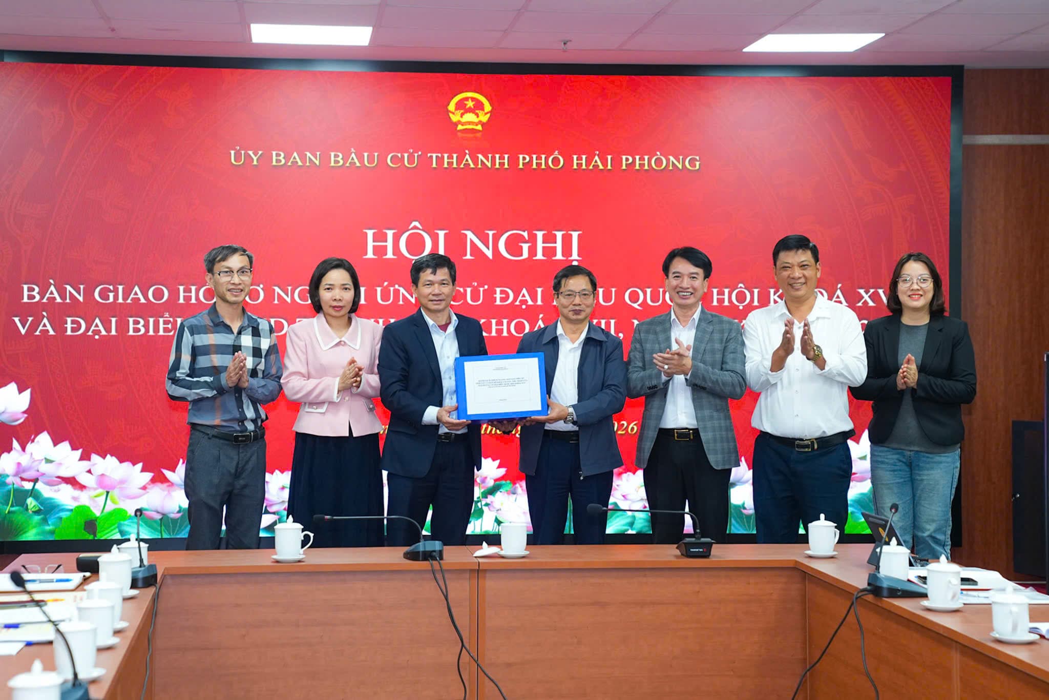 The City Election Committee handed over dossiers of candidates for the 16th National Assembly and 17th City People's Council