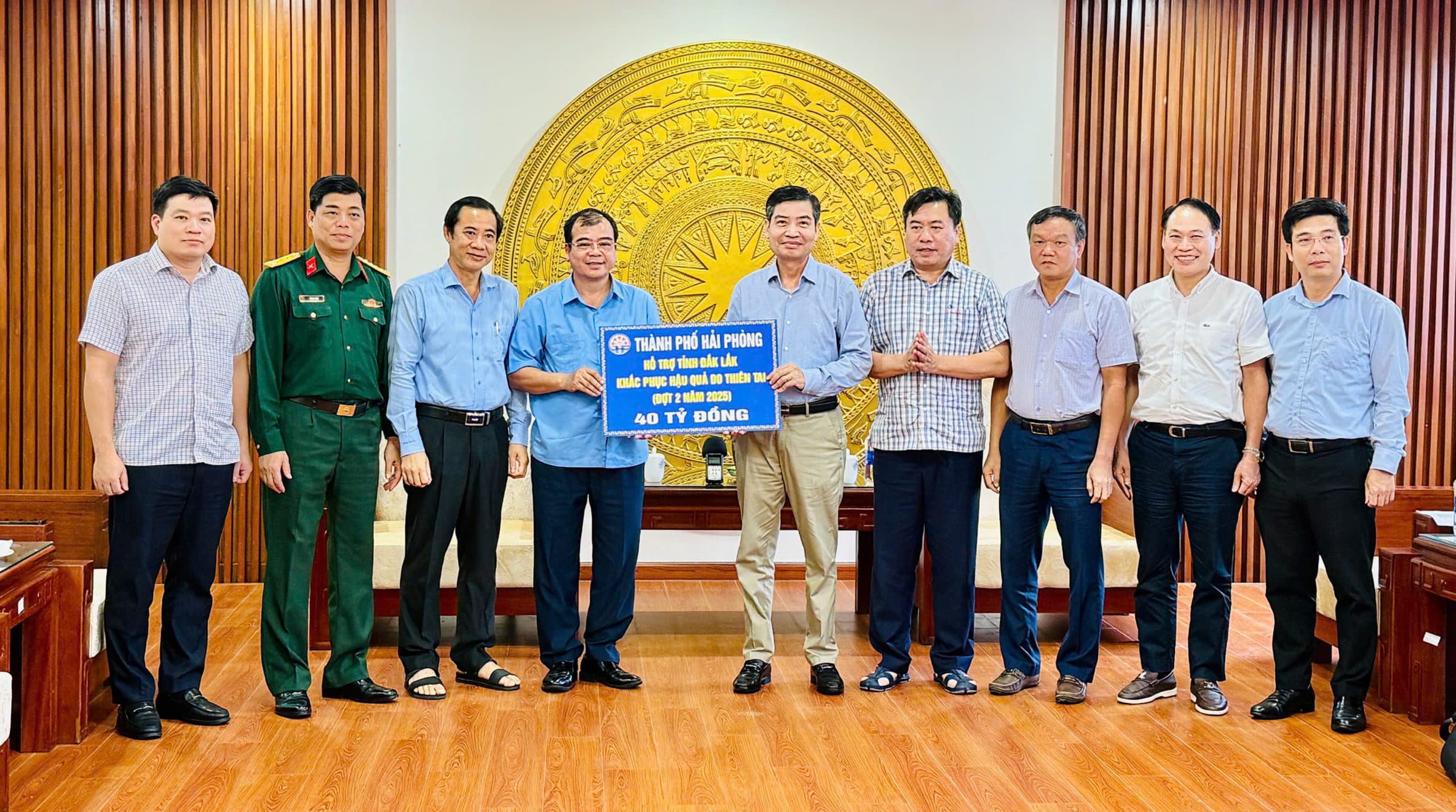 Hai Phong gives cash, necessities, and medicine to help people in Dak Lak province cope with floods
