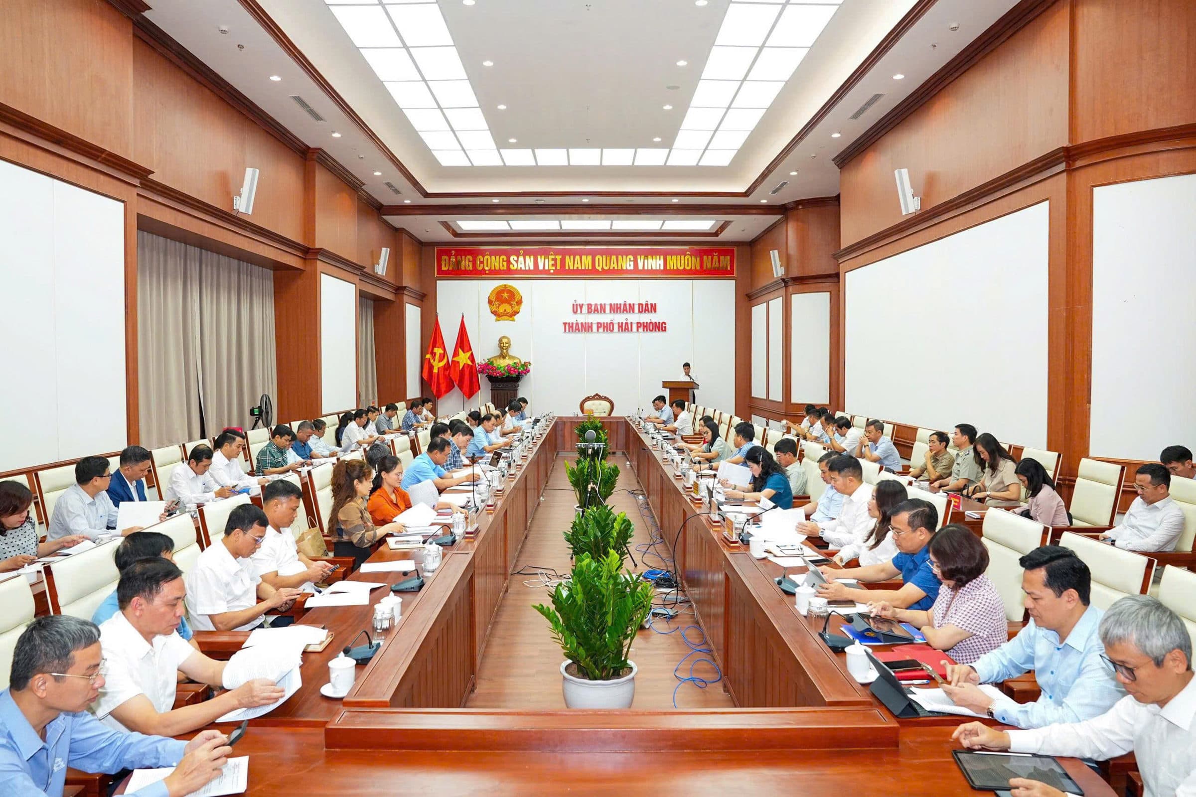 Highly focus on implementing tasks and solutions to strive to complete the economic growth goal by 2025