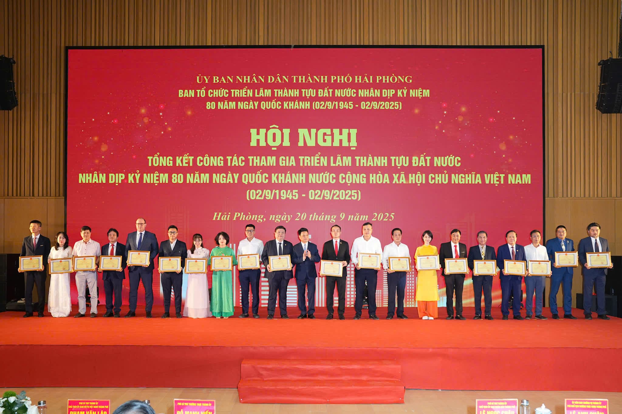 The City People's Committee rewarded many businesses, collectives and individuals with outstanding achievements at the National Achievement Exhibition on the occasion of the 80th Anniversary of National Day September 2