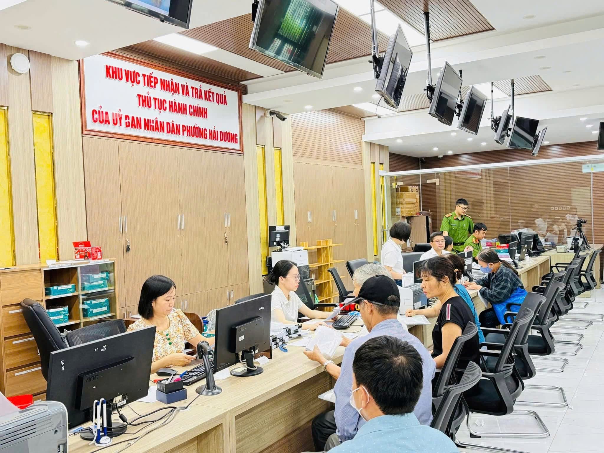 Promoting effectiveness after 1 month of implementing the two-level local government model, Hai Phong aims to comprehensively digitize administrative procedures by the end of 2025.