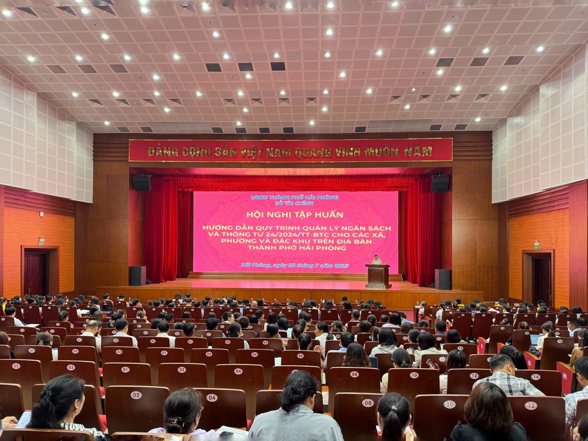 Training on administrative and career accounting regimes for officials and civil servants working in finance and accounting in communes, wards and special zones