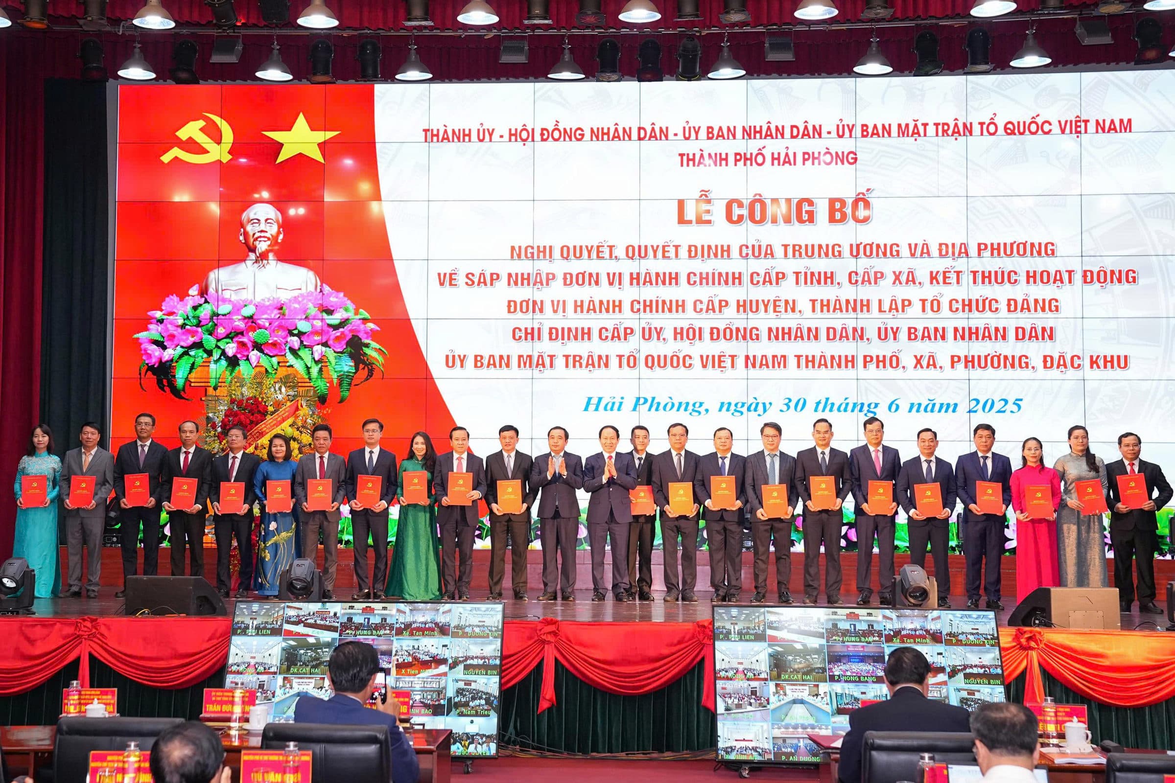 Announcement of Resolutions and Decisions of the Central and local levels on merging provincial administrative units: Hai Phong - Hai Duong officially merged into a new city.