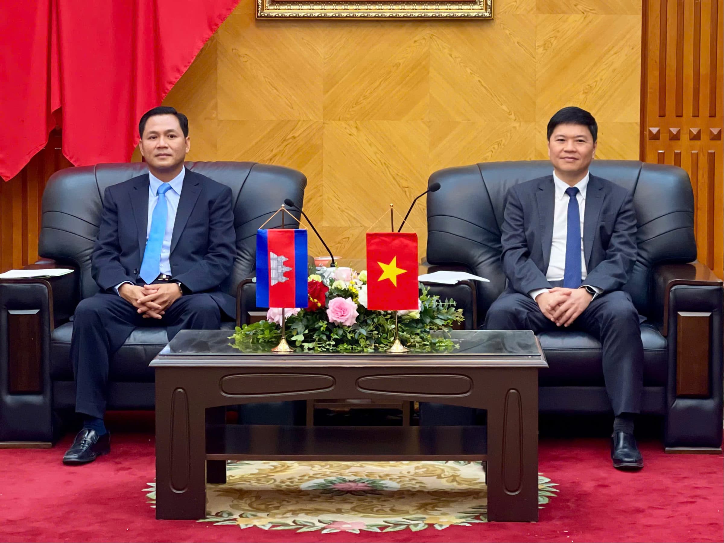 Phó Chủ tịch UBND thành phố Hoàng Minh Cường tiếp xã giao Đoàn đại biểu tỉnh Preah Sihanouk, Campuchia