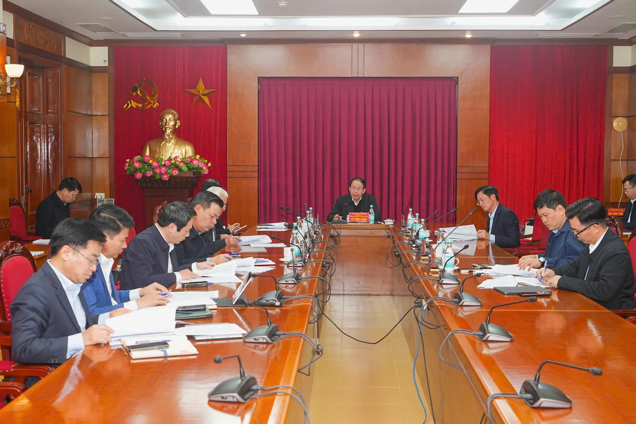 Soon bring Resolution No. 57-NQ/TW of the Politburo on breakthroughs in science and technology development, innovation and national digital transformation into life.