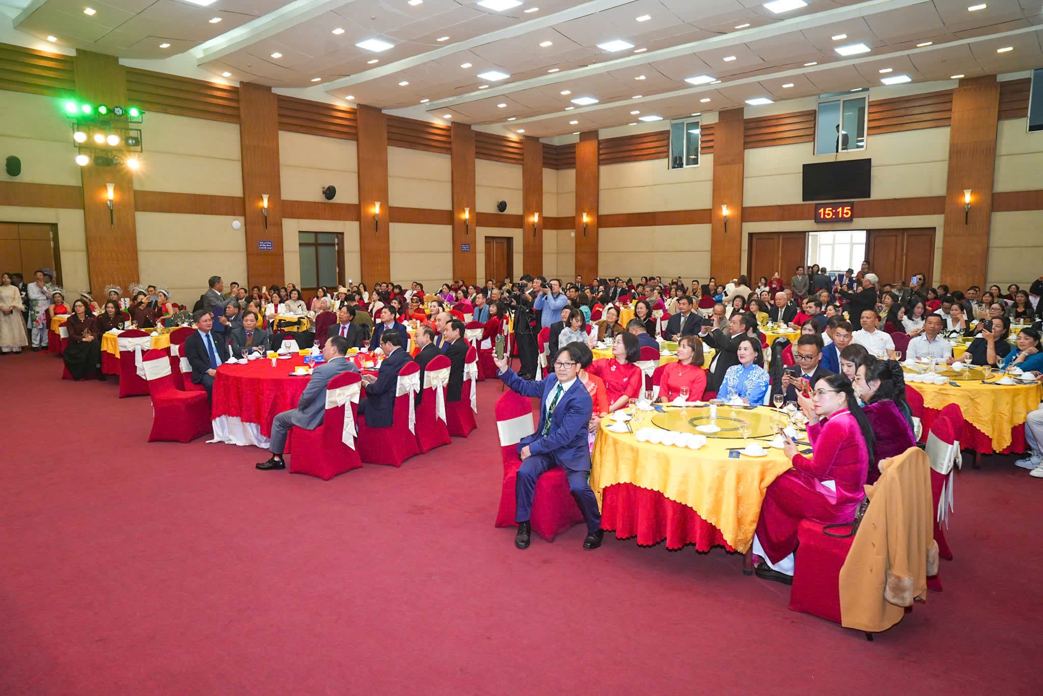 At Ty 2025の春に500人近くの海外ベトナム人や親戚と会う