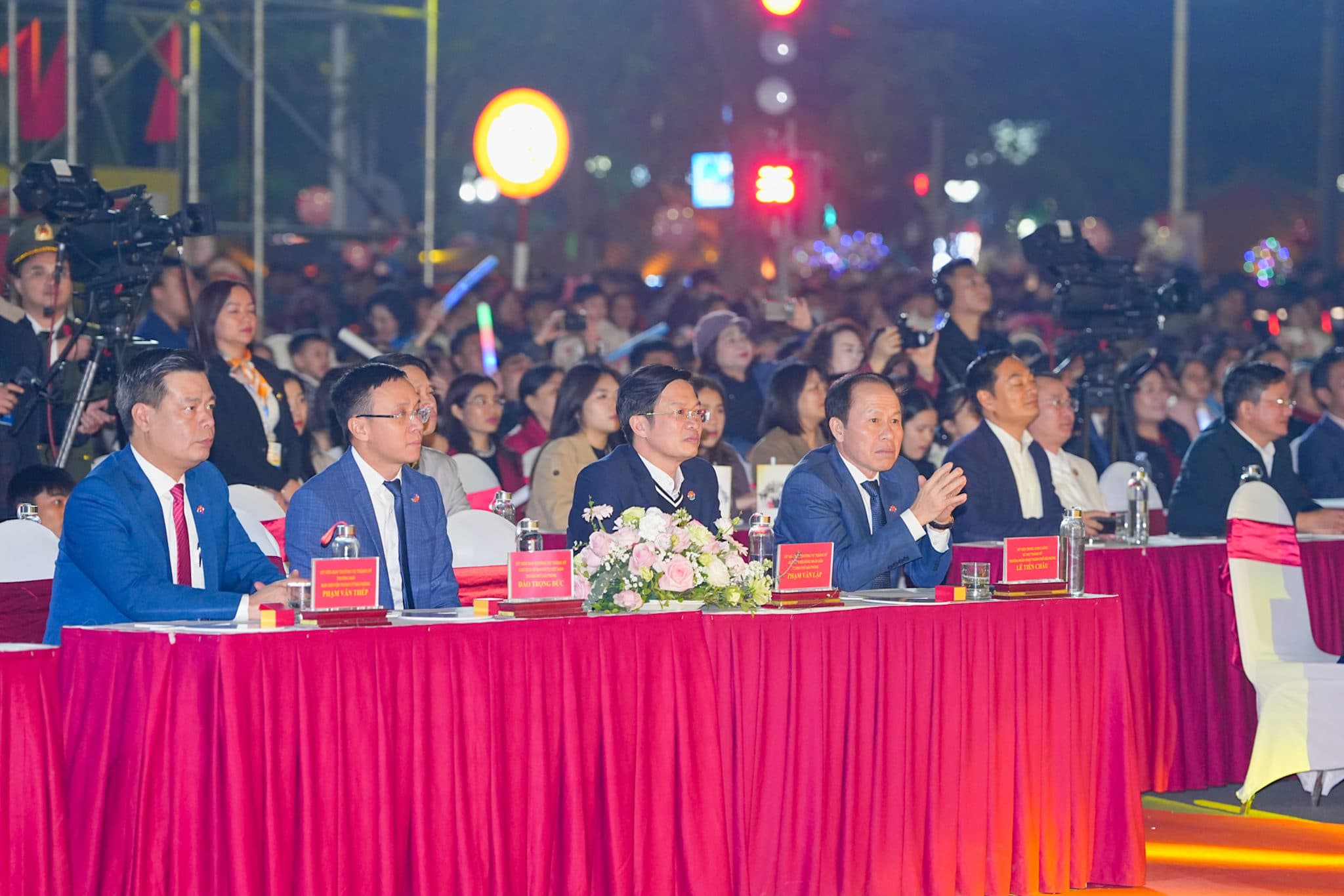 Featured Hai Phong art program welcomes the new year 2025 and awards and announces Hai Phong city symbol