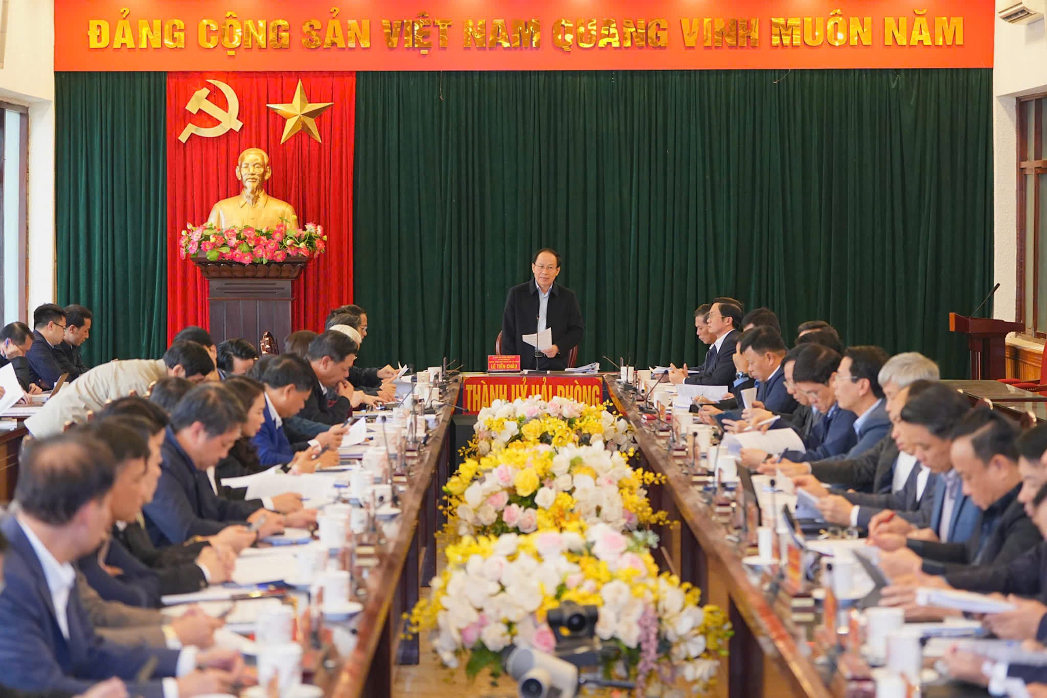 시당 제17차대회 문서분과위원회가 2차로 회의를 열었습니다.