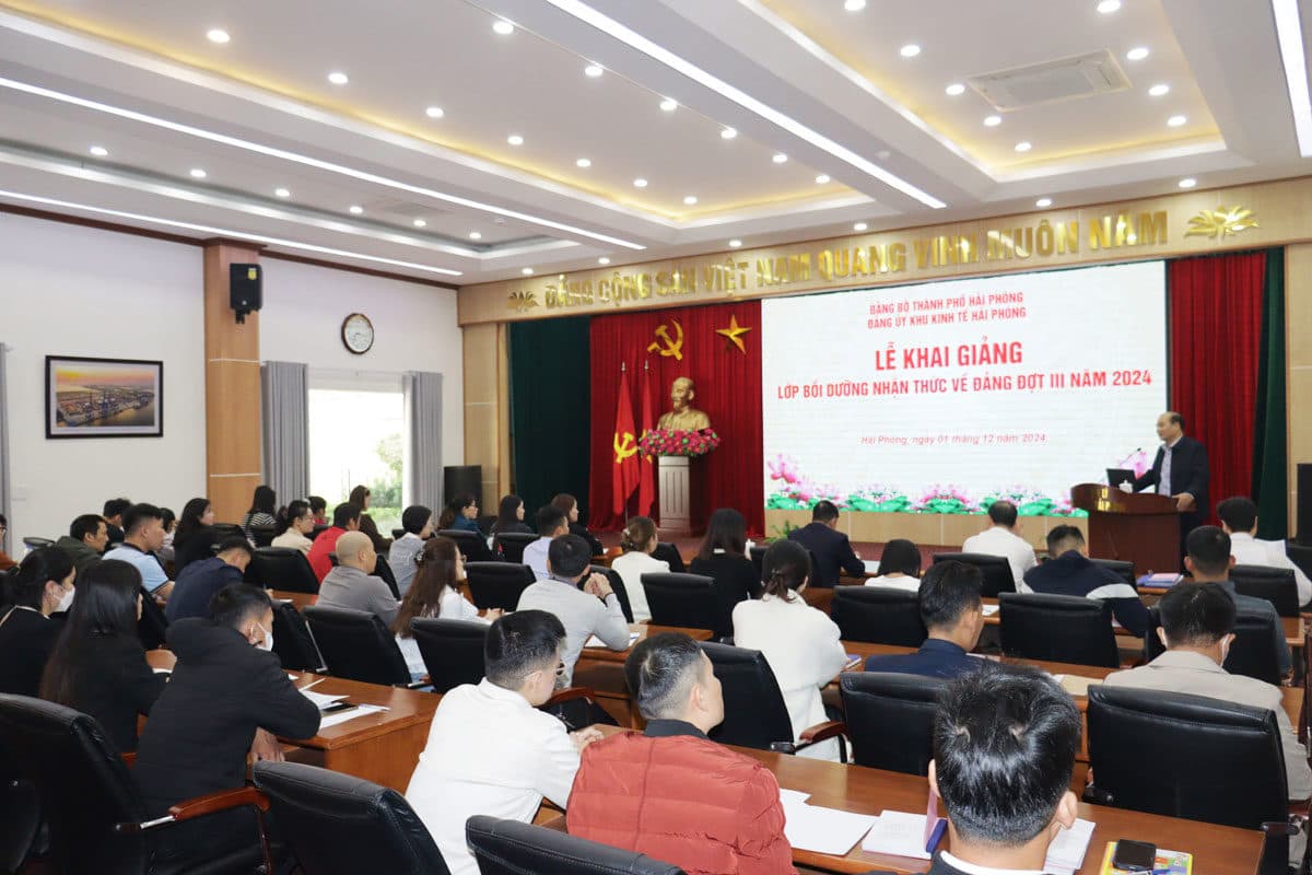 Bồi dưỡng nhận thức về Đảng cho hơn 110 quần chúng ưu tú thuộc các doanh nghiệp trong Khu công nghiệp, Khu kinh tế