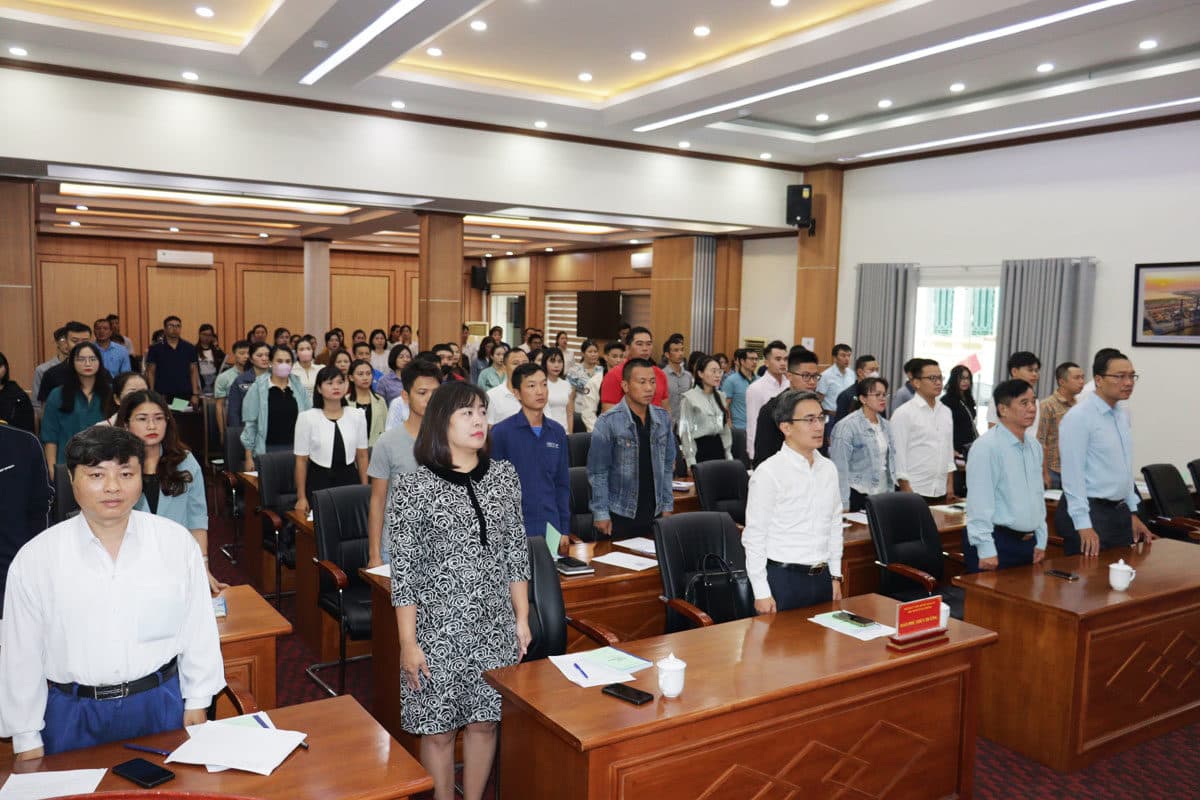 산업단지와 경제특구 기업의 130여 신임 당원을 위한 정치이론 육성