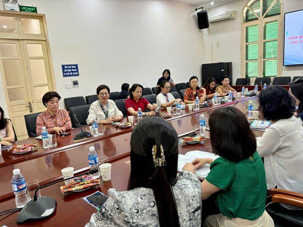中国浙江省から女性実業家一行がハイフォンの投資環境について学びに来ました