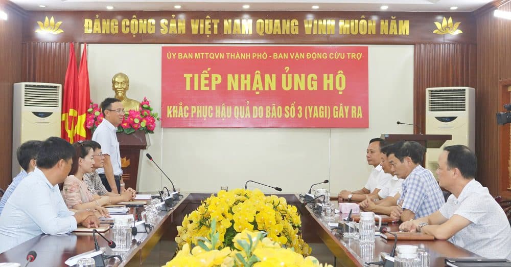 多くの組織や個人が、市のベトナム祖国戦線委員会を通じて、嵐第 3 号の被害を修復するための資金を支援するために協力しました。