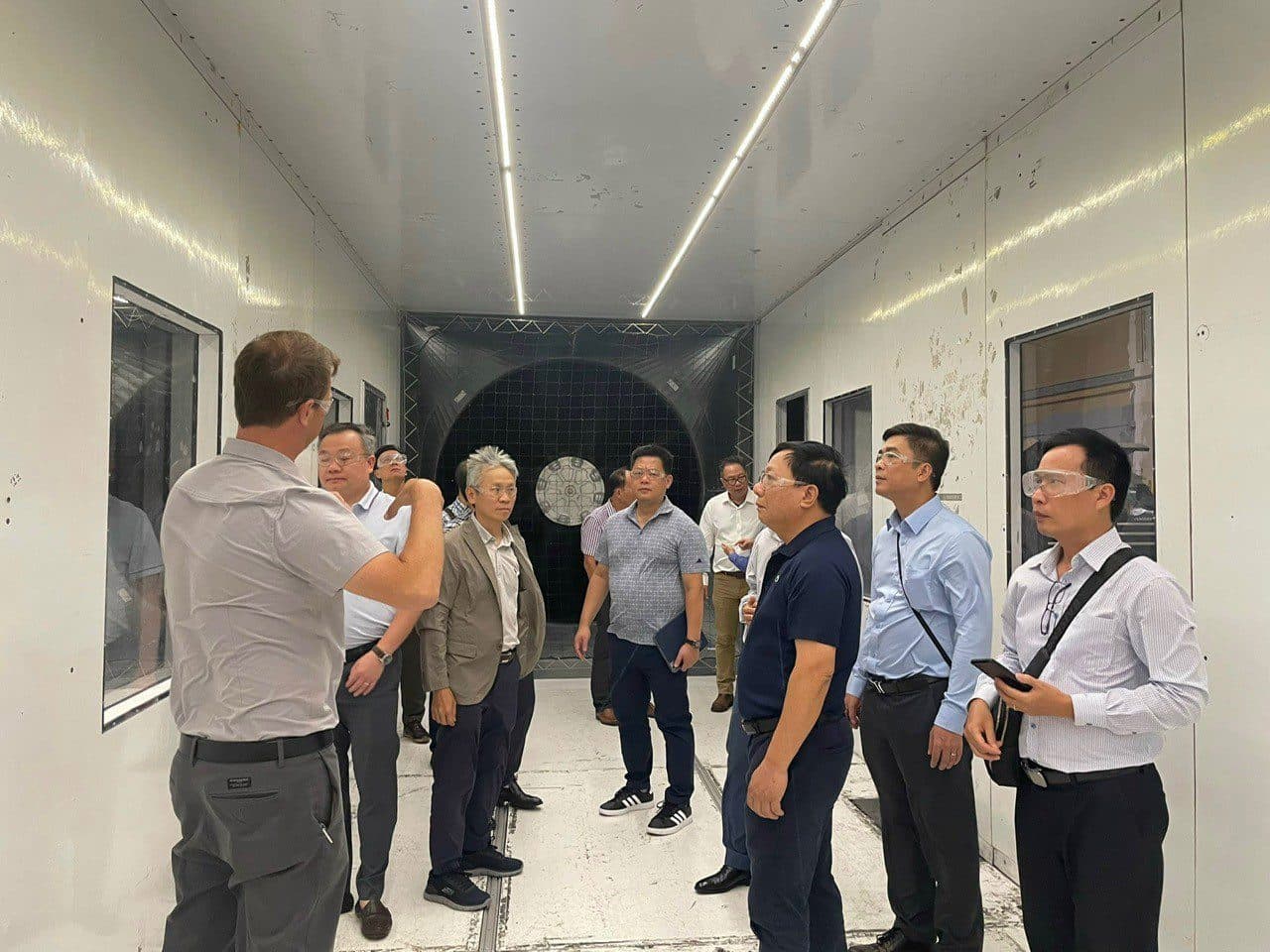 The city delegation worked in the United States and Canada, accepting the results of the wind tunnel test of Nguyen Trai bridge