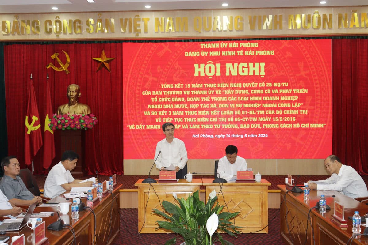 Đảng ủy Khu kinh tế Hải Phòng: Biểu dương, khen thưởng các tập thể, cá nhân tiêu biểu thực hiện Nghị quyết số 28-NQ/TU và Kết luận số 01-KL/TW