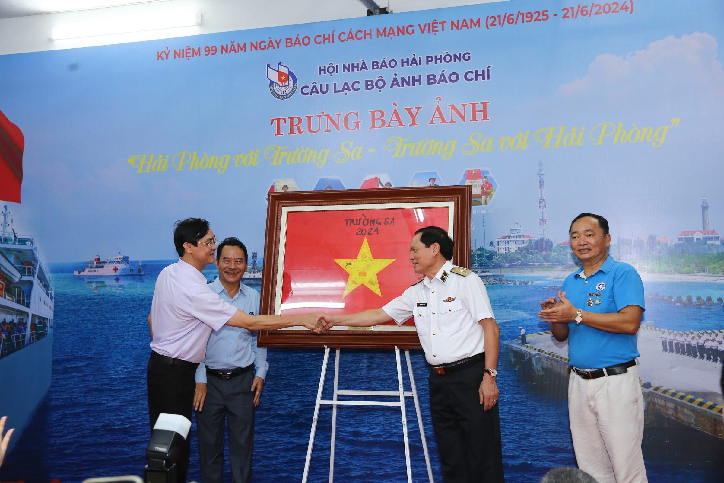 More than 200 photo works at the photo exhibition program of Hai Phong with Truong Sa - Truong Sa with Hai Phong