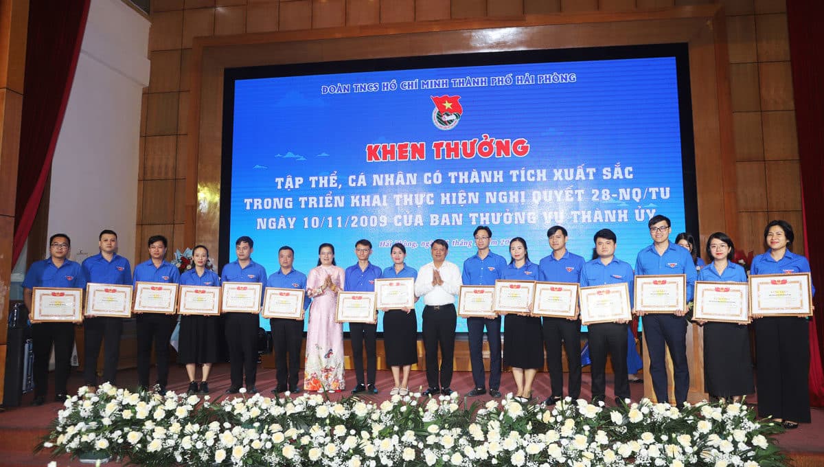Hai Phong Youth Union praised many groups and individuals with outstanding achievements in implementing Resolution No. 28-NQ/TU