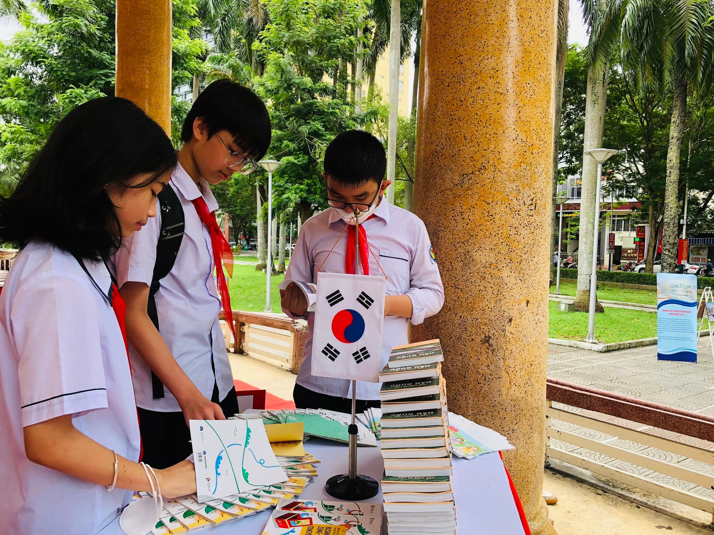The exhibition introduces books and photos from foreign countries and localities that have cooperative relations with Hai Phong city