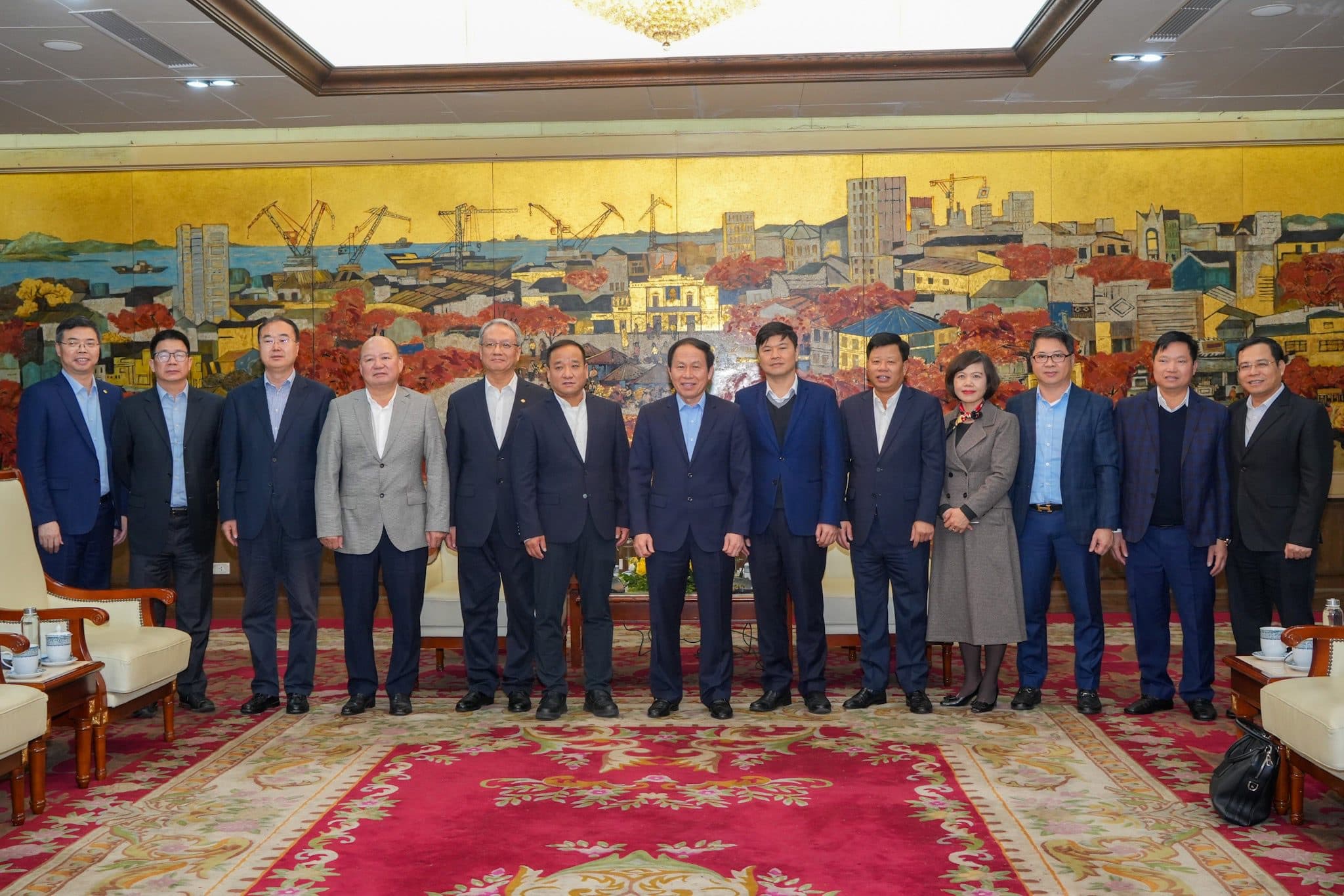 Le Tien Chau市党書記はXuan Cau Holdings Joint Stock Companyおよび多数の投資家を迎え、協力した