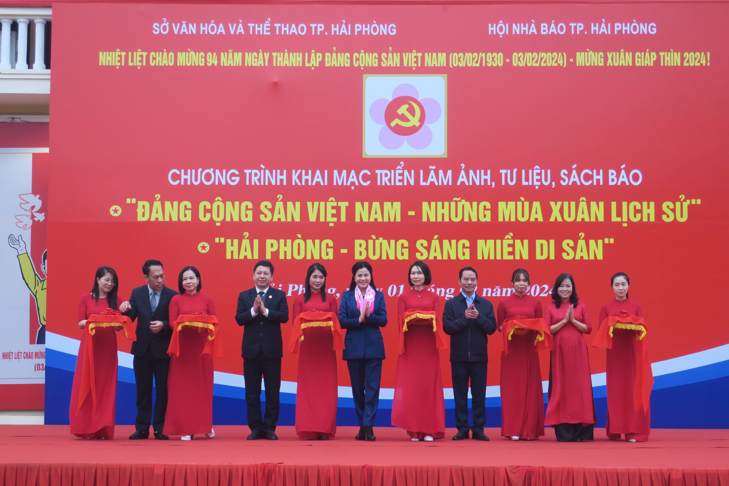 Opening of the Exhibition with the theme "Communist Party of Vietnam - Historical springs" and "Hai Phong brightens up its heritage"