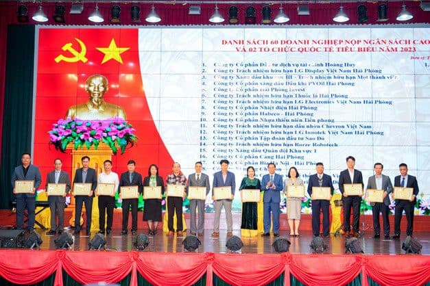 하이퐁(Hai Phong)시는 2024년 Giap Thin 봄을 맞이하여 기업 및 일반 국제 손님을 만납니다.
