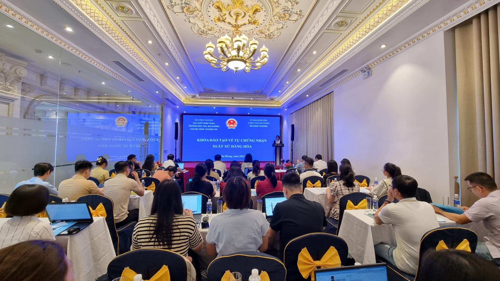 Đại diện hơn 100 doanh nghiệp trên địa bàn thành phố tham dự Khóa đào tạo về tự chứng nhận xuất xứ hàng hóa