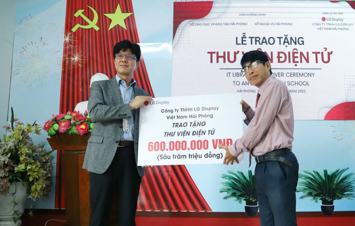 LG Display Vietnam Hai Phong Co., Ltd.がアンズオン高等学校(アンズオン地区)に「電子図書館」を授与