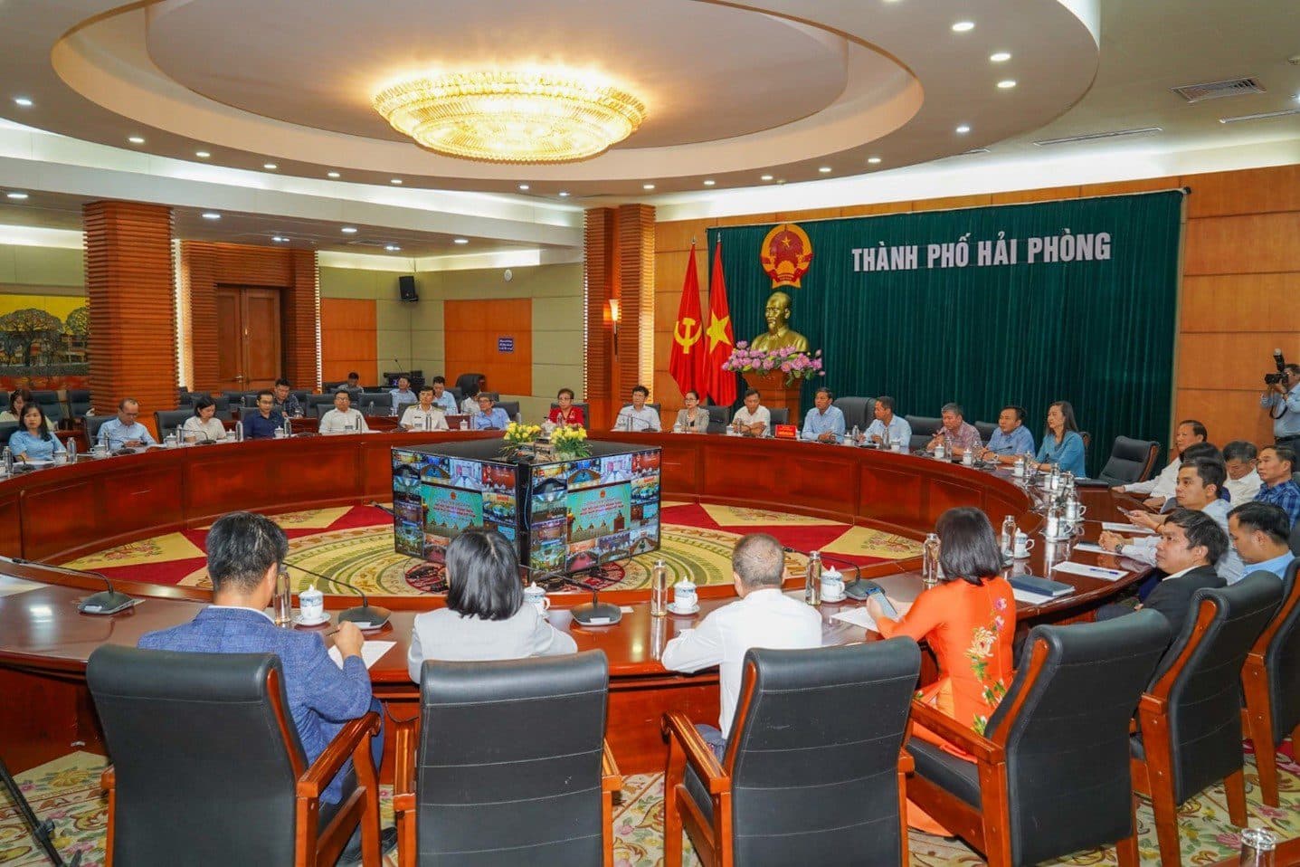 Online conference of Standing Government meeting with Businessmen, on the occasion of Vietnamese Businessman's Day