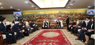 市人民委員会のグエン・ヴァン・トゥン委員長が駐ベトナム日本大使を歓迎