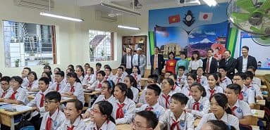 토마코마이시(일본 홋카이도) 대표단이 레찬구 토히에우 중학교에서 일본어 교수학습 운동을 배우고 있다.