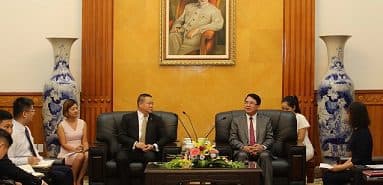 시 지도자들은 Canh Thanh Group과 Ruili Airlines를 받았습니다.
