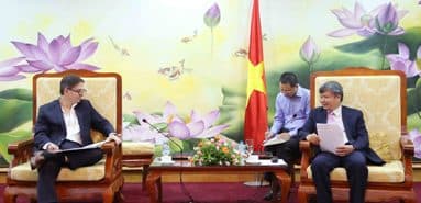 Nguyen The Phuong 차관은 세계은행 거시경제 및 재정 관리 담당 수석 이사와 협력했습니다.
