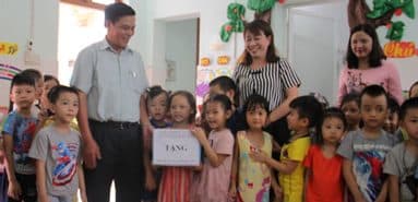 시 인민위원회 Nguyen Van Tung 위원장이 Do Son 지역 어린이들을 방문하여 선물을 전달했습니다.