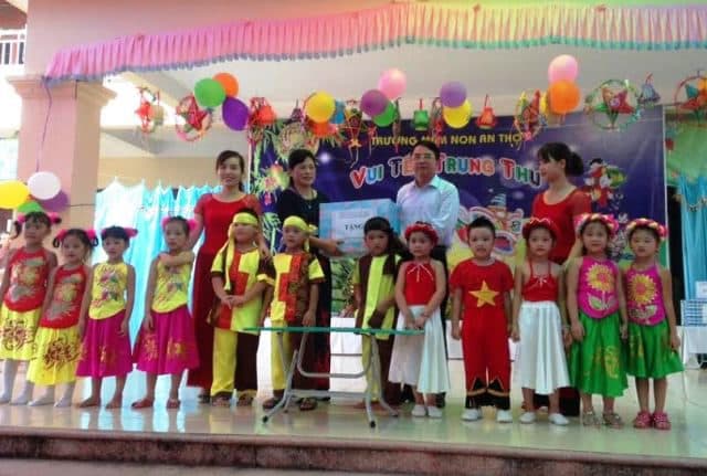 市人民委員会のレ・カク・ナム副委員長がアンラオ地区の子供たちに贈り物を贈呈