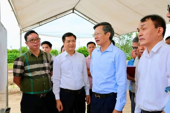 Phó Chủ tịch Thường trực UBND thành phố dẫn đầu đoàn công tác đi kiểm tra về tiến độ các dự án và tình hình triển khai thực hiện Nghị quyết số 11-NQ/TU của Thành ủy.