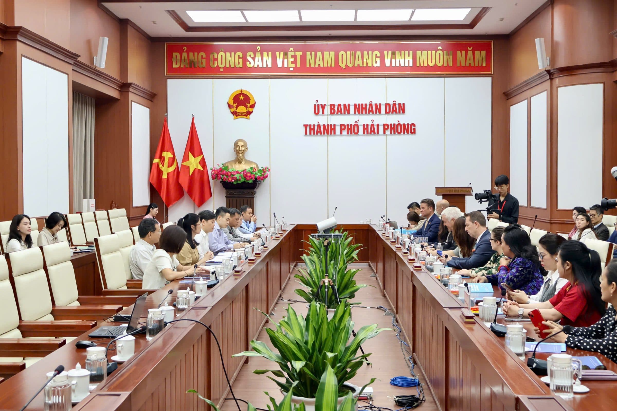 Vice Chairman of the Municipal People's Committee Hoàng Minh Cường receives Swiss business delegation exploring investment opportunities