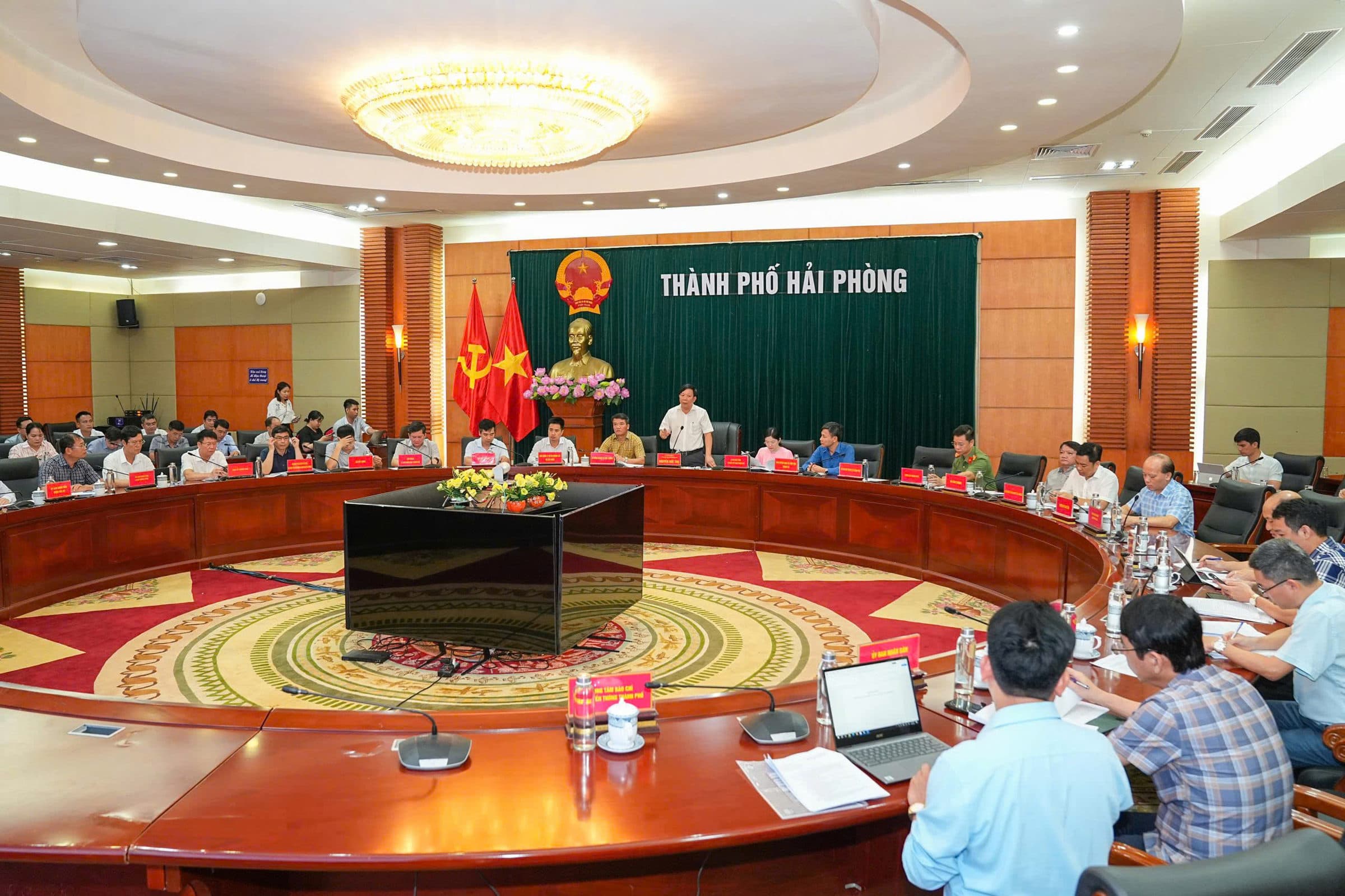 City leaders listened to the report on the Plan for site clearance and construction of a resettlement area to serve the Lao Cai - Hanoi - Hai Phong railway project