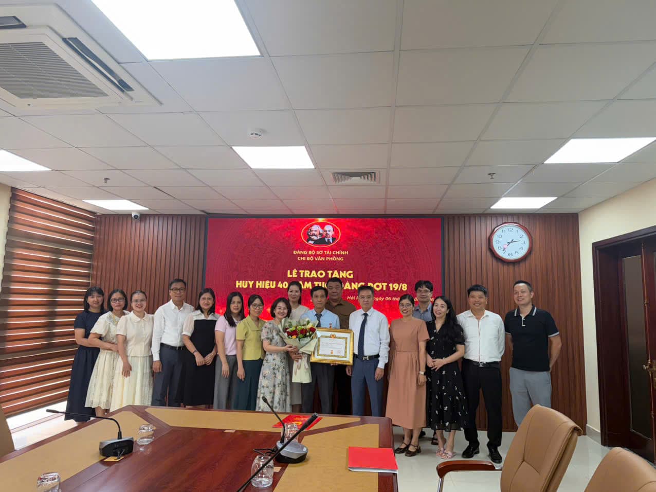 Lễ trao tặng Huy hiệu 40 năm tuổi Đảng