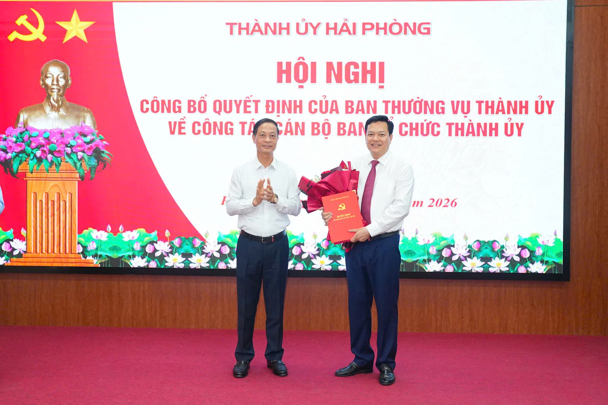 Assigning, mobilizing and appointing Mr. Hoang Van Thuc, Chief of the City People's Committee Office to the position of Deputy Head of the City Party Committee's Organizing Committee