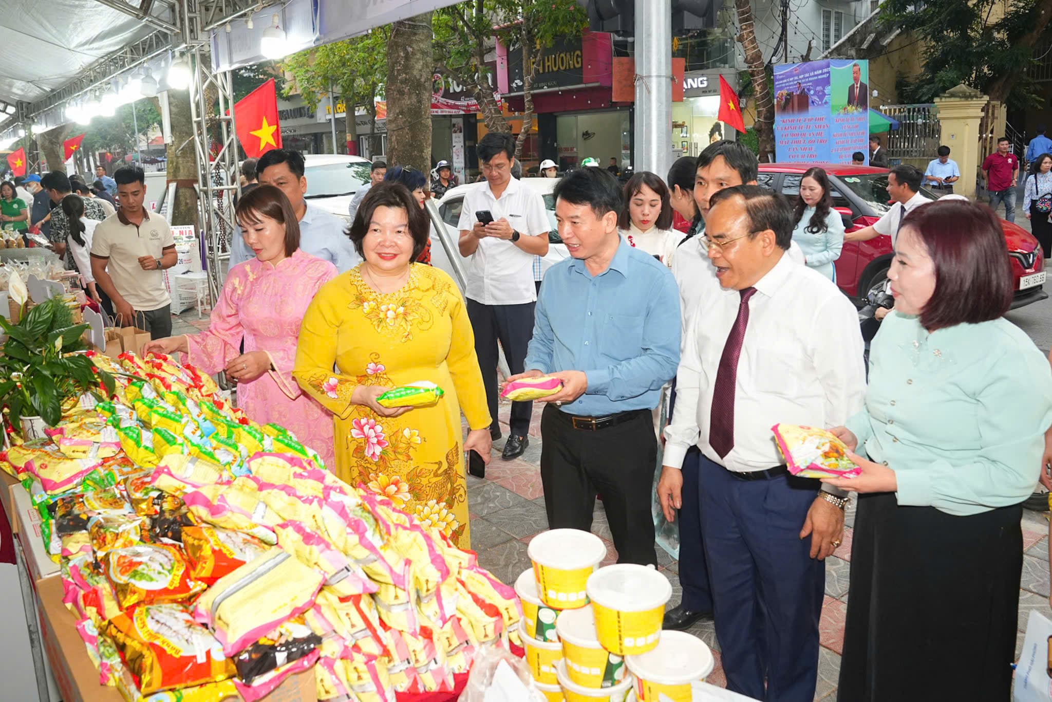 Opening of the 3rd Cooperative Festival: More than 30 booths converge, spreading the value of Vietnamese products