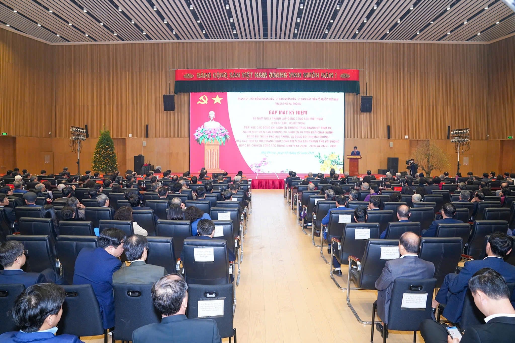The Standing Committee of the City Party Committee met to celebrate the 96th anniversary of the founding of the Communist Party of Vietnam (February 3, 1930 - February 3, 2026)