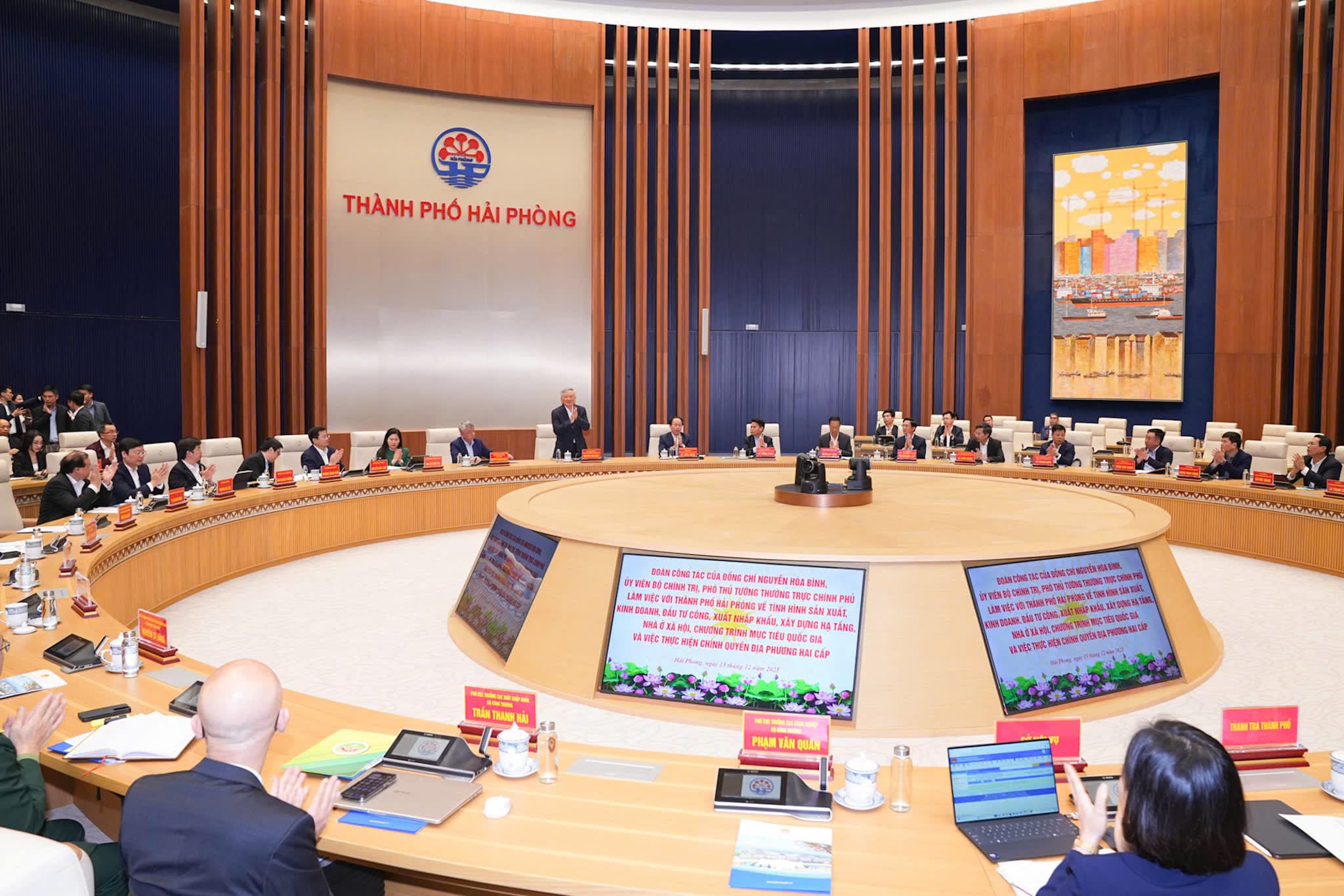 Permanent Deputy Prime Minister Nguyen Hoa Binh directs Hai Phong city to focus resources for a new development vision