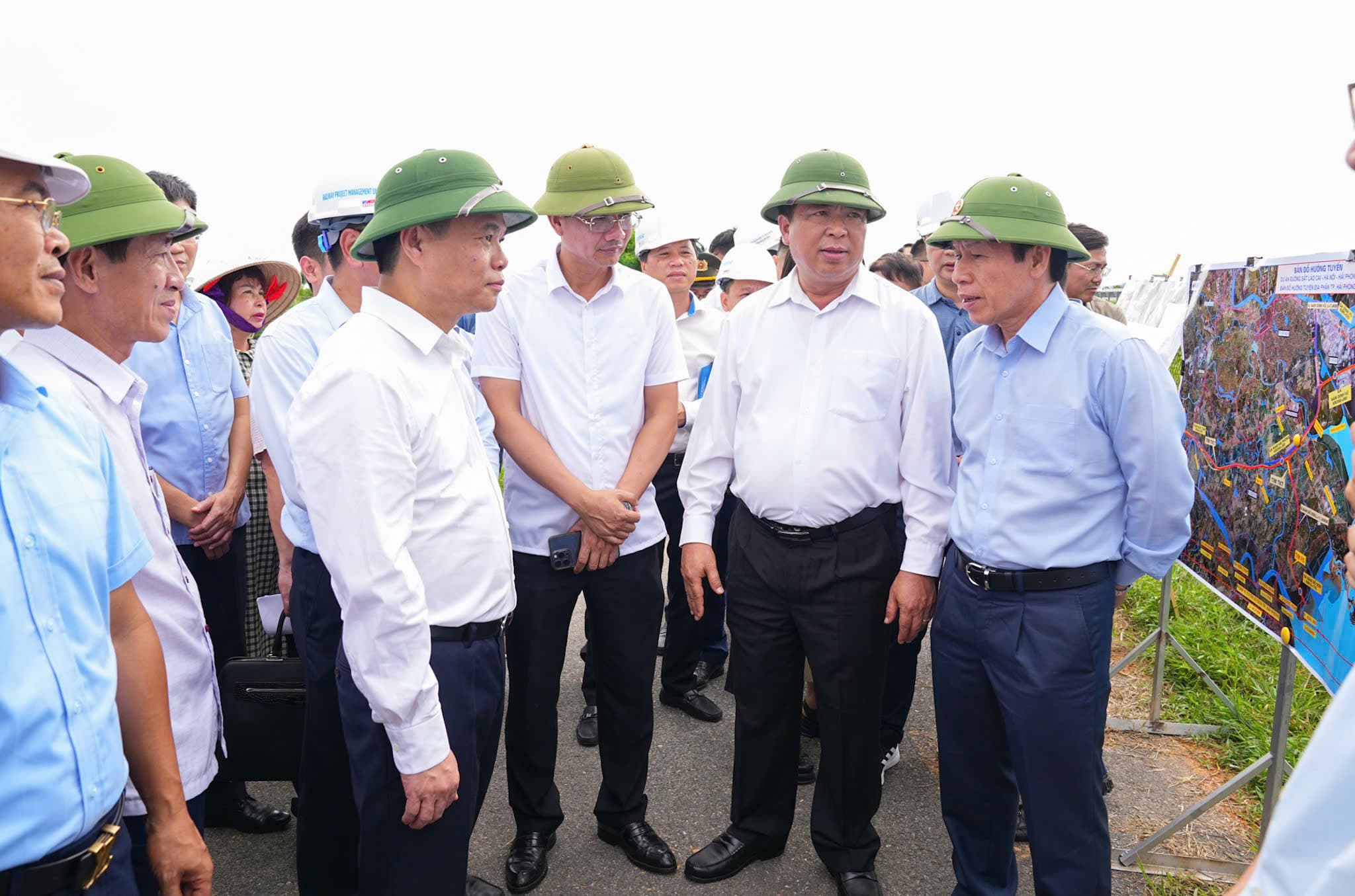 Minister of Construction Tran Hong Minh inspected and directed the site of the Lao Cai - Hanoi - Hai Phong railway project