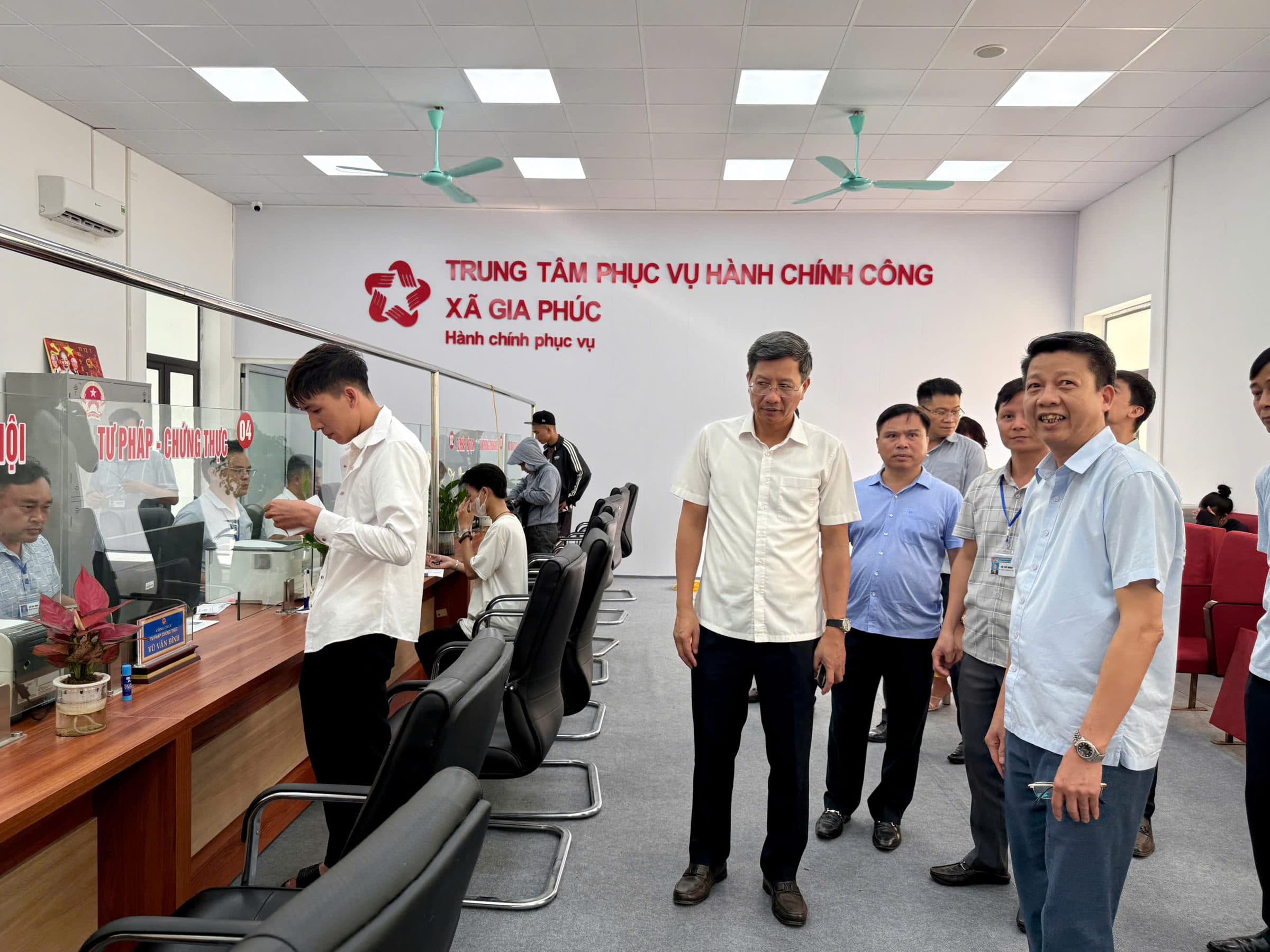Standing Vice Chairman of the City People's Committee Le Anh Quan inspected the field of the Lao Cai - Hanoi - Hai Phong railway project passing through the west of the city
