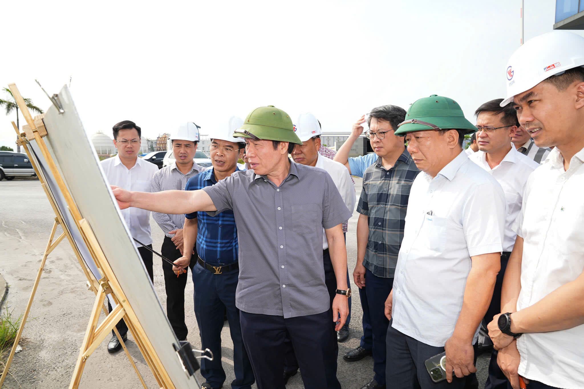 Promote propaganda and advocacy so that people clearly understand the meaning and importance of the Lao Cai - Hanoi - Hai Phong railway construction investment project