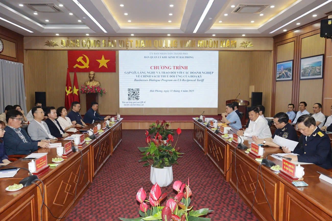 Hai Phong Economic Zone Management Board dialogues with businesses about US tax policy