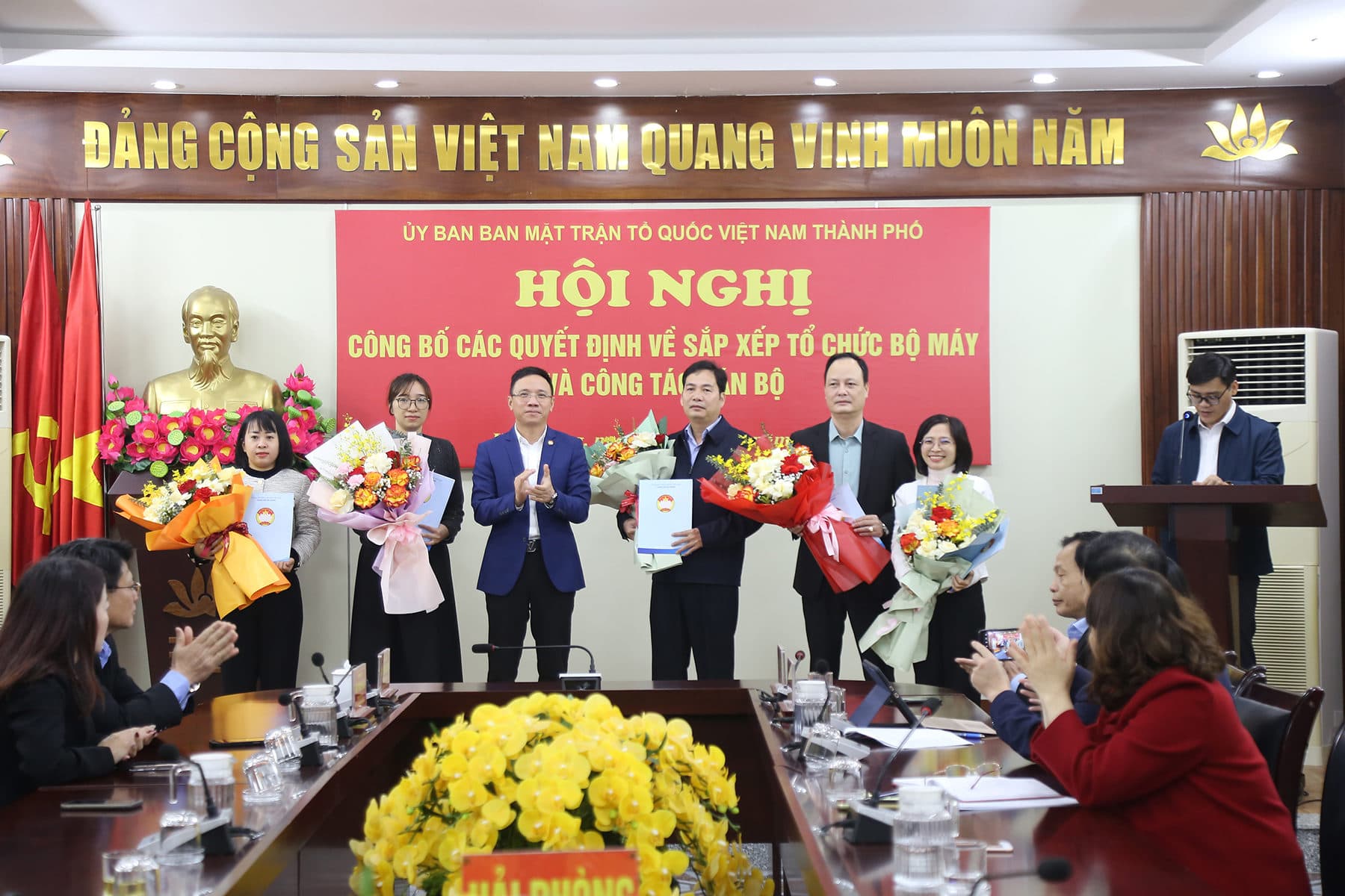 Announcement of Decisions on plans to arrange and streamline the apparatus and staff work at the Vietnam Fatherland Front Committee of the city
